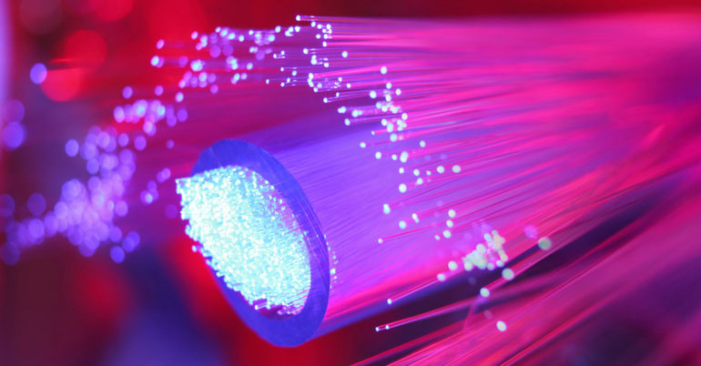 Cientistas conseguem transferir dados em fibra óptica a 319 terabits por segundo